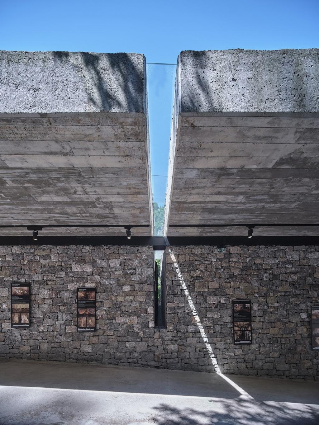 BIM建筑|隐蔽式建构，宗古尔达克洞穴游客中心 / Yalin Architectural Design