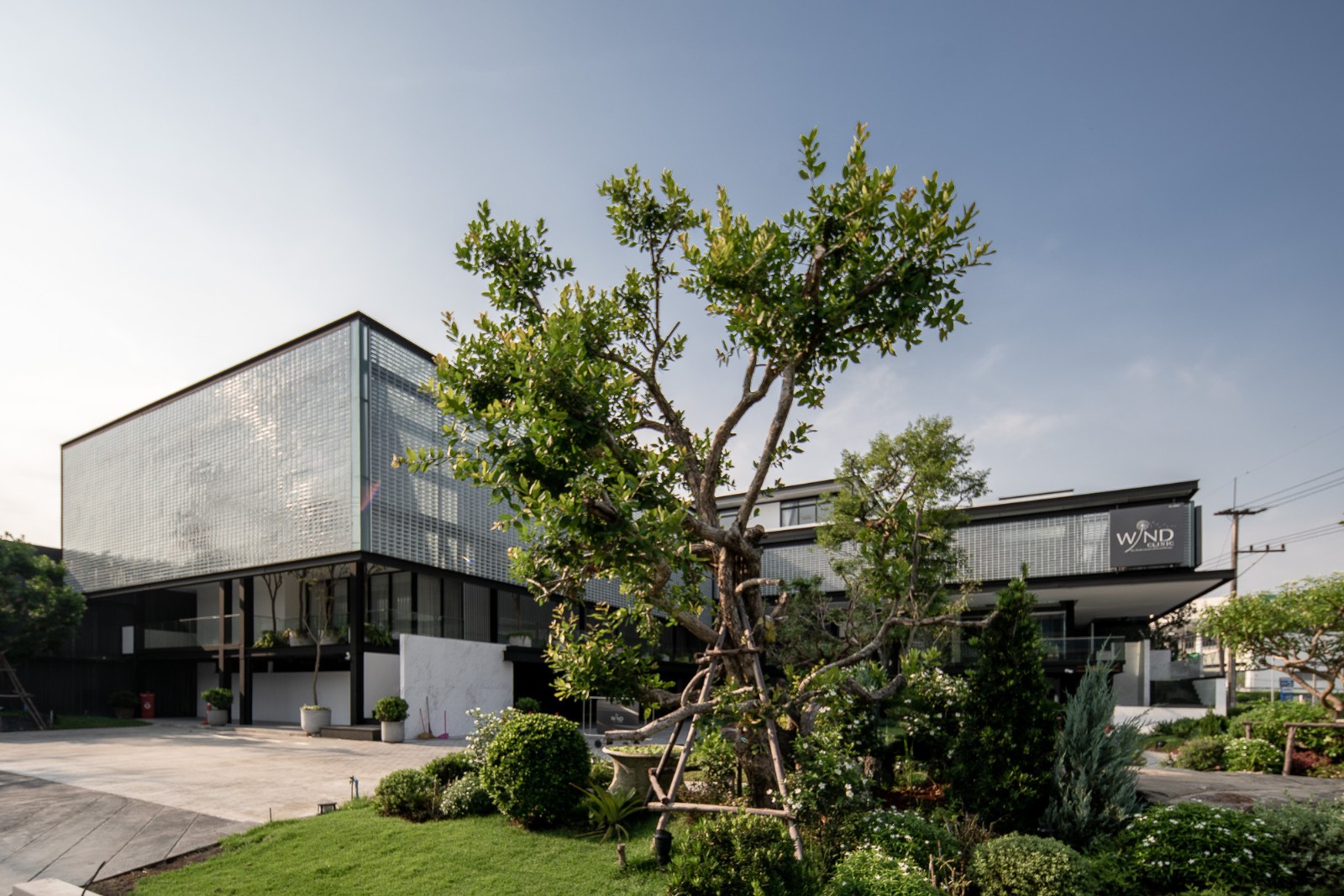 BIM建筑|玻璃砖构筑的美容诊所 / Sute Architect