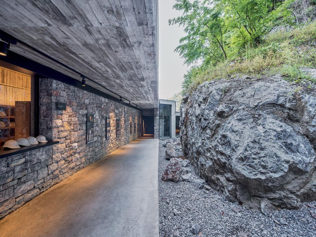 BIM建筑|隐蔽式建构，宗古尔达克洞穴游客中心 / Yalin Architectural Design