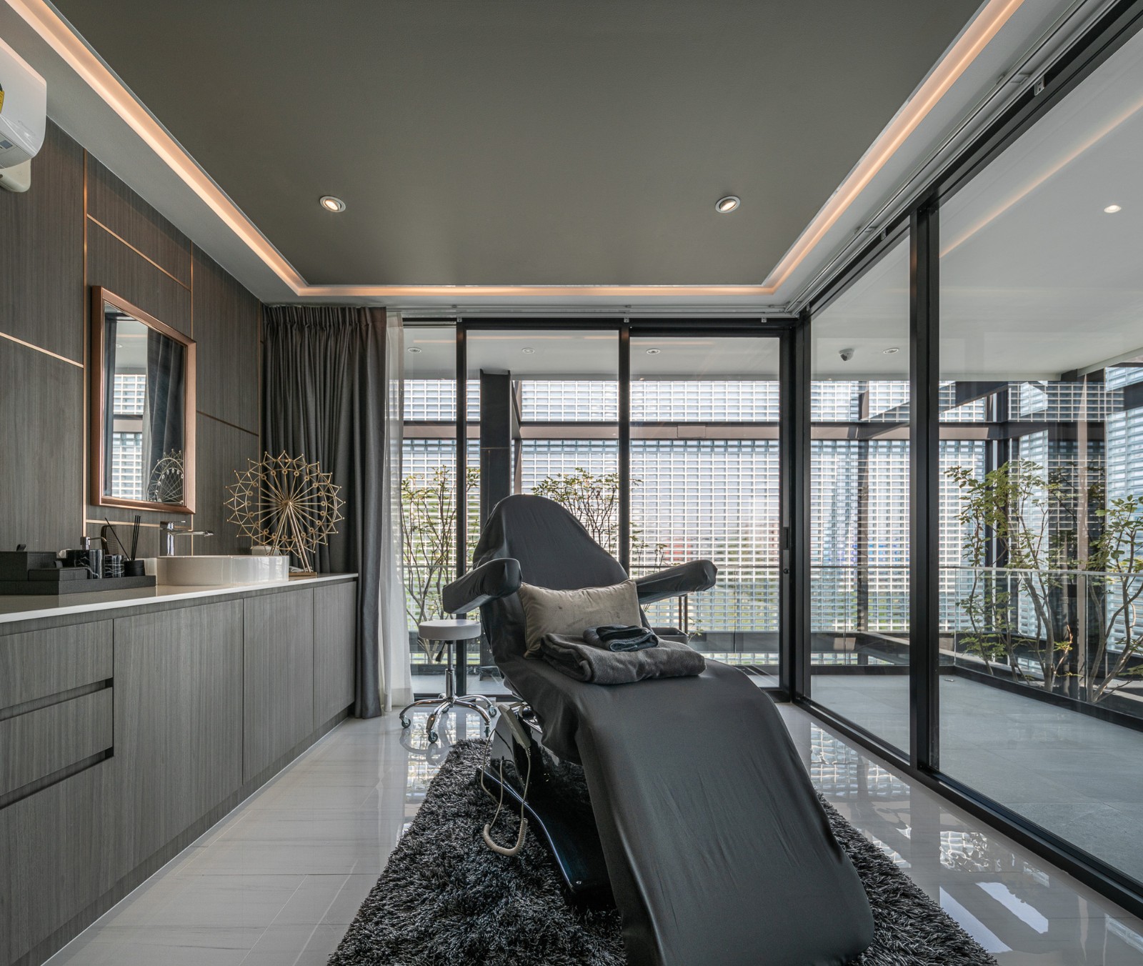 BIM建筑|玻璃砖构筑的美容诊所 / Sute Architect