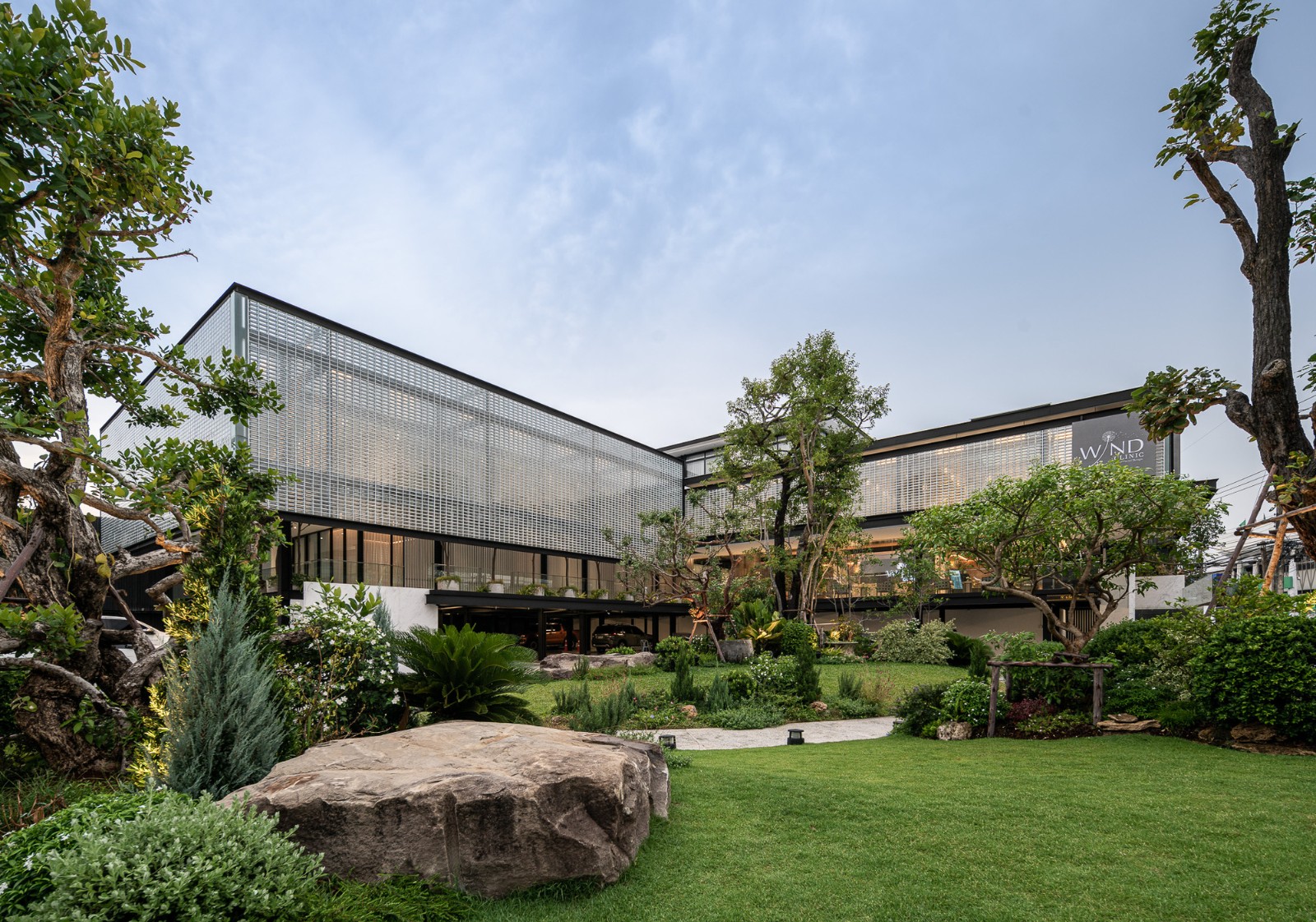 BIM建筑|玻璃砖构筑的美容诊所 / Sute Architect