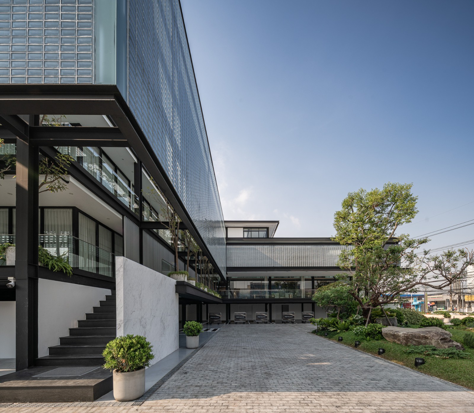 BIM建筑|玻璃砖构筑的美容诊所 / Sute Architect