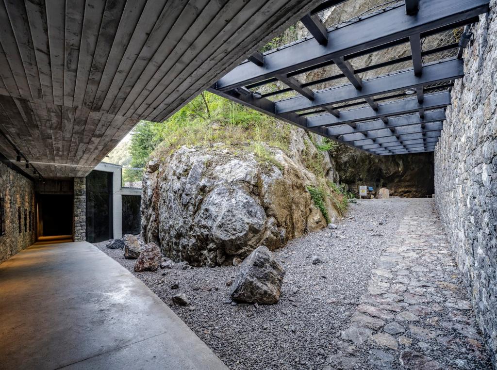 BIM建筑|隐蔽式建构，宗古尔达克洞穴游客中心 / Yalin Architectural Design