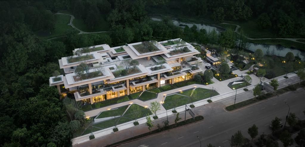 BIM建筑|日常风景下自然生长的空间：“伞之丘”生活方式集合店 / line+建筑事务所+gad