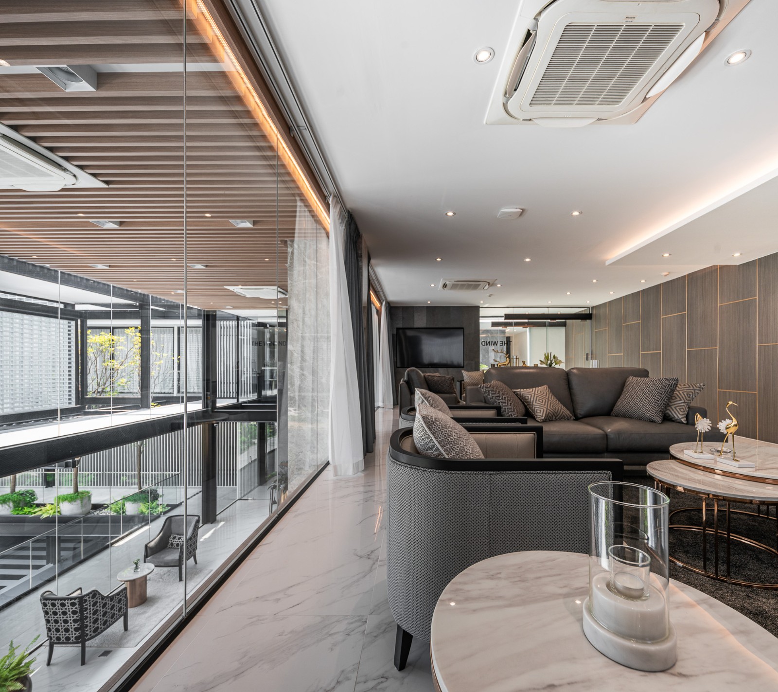 BIM建筑|玻璃砖构筑的美容诊所 / Sute Architect