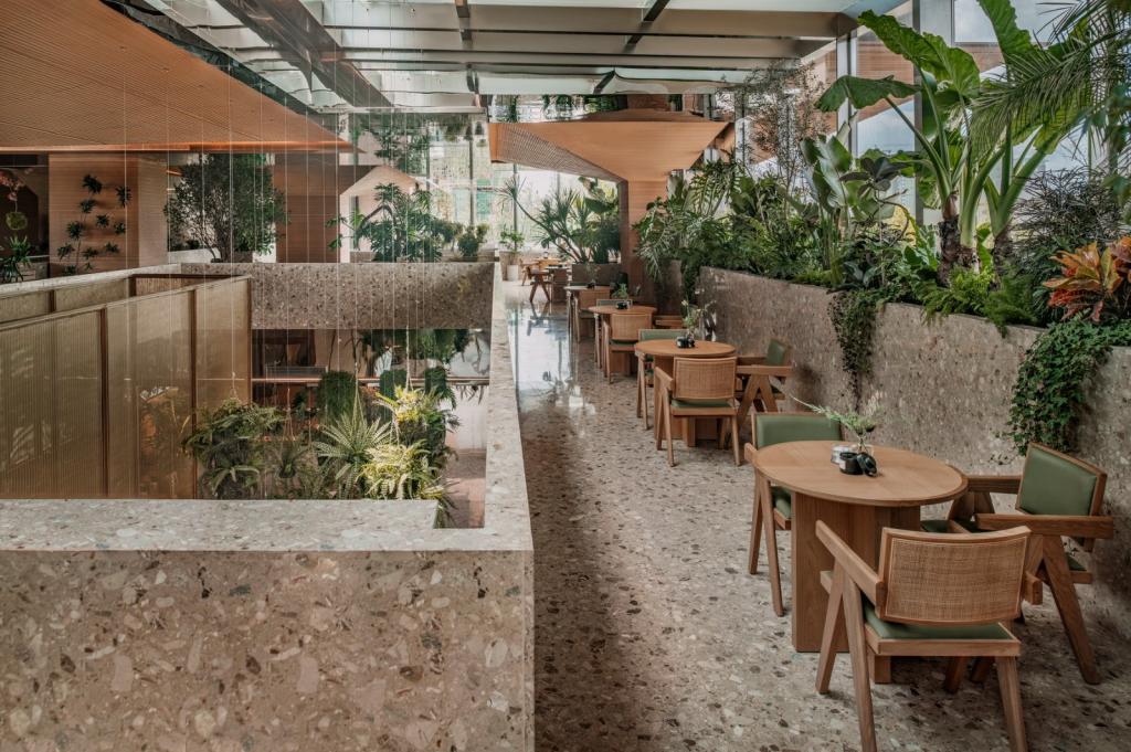 BIM建筑|日常风景下自然生长的空间：“伞之丘”生活方式集合店 / line+建筑事务所+gad