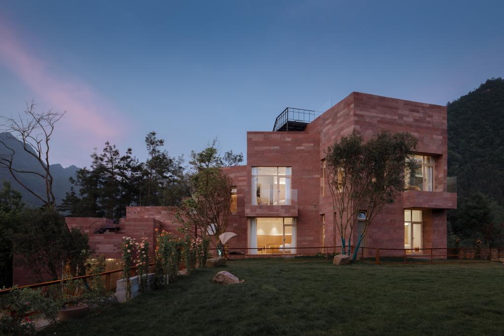 BIM建筑|高山流水 松林里的红色石屋 / 素建筑设计事务所