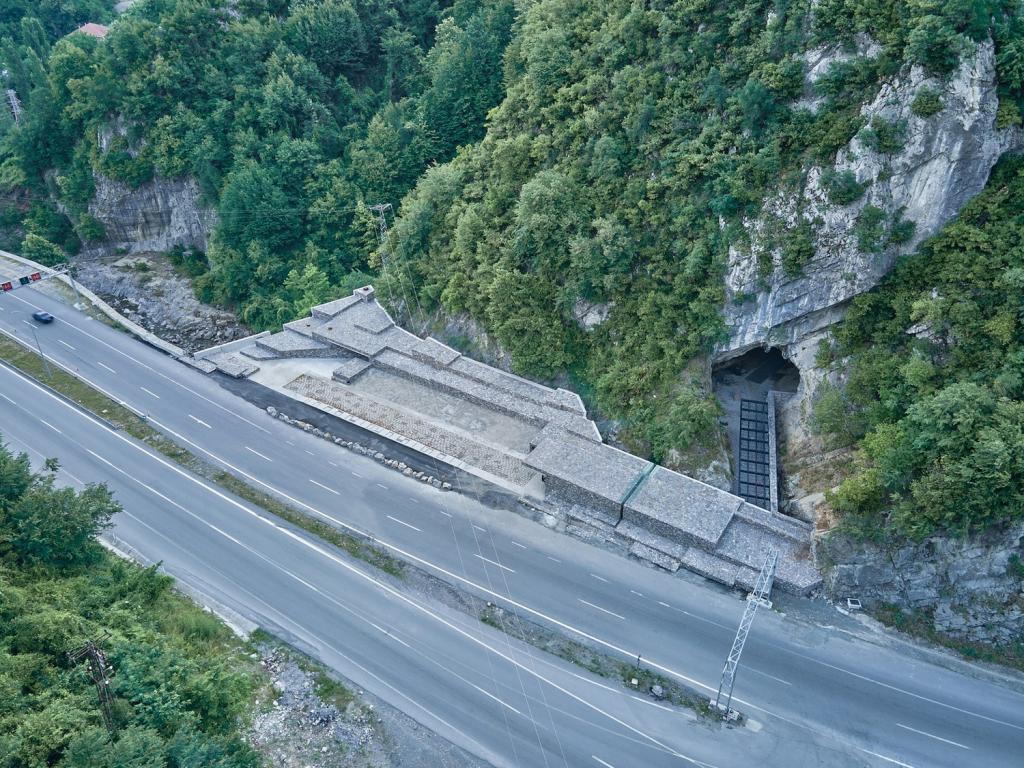 BIM建筑|隐蔽式建构，宗古尔达克洞穴游客中心 / Yalin Architectural Design