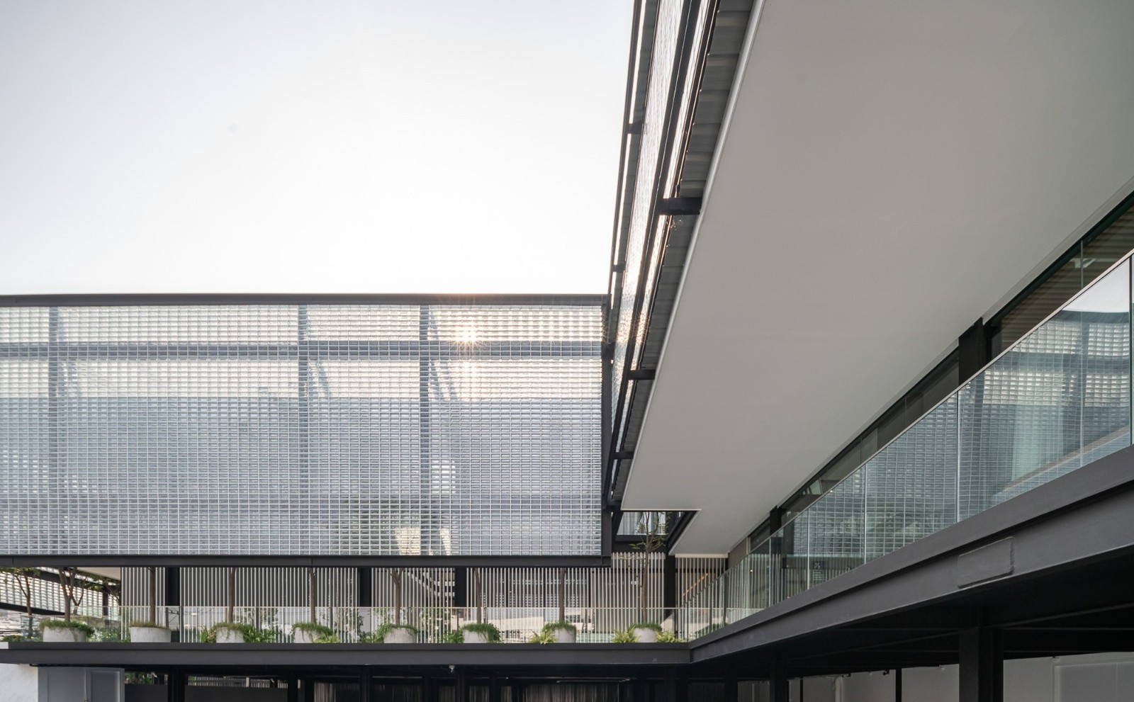 BIM建筑|玻璃砖构筑的美容诊所 / Sute Architect