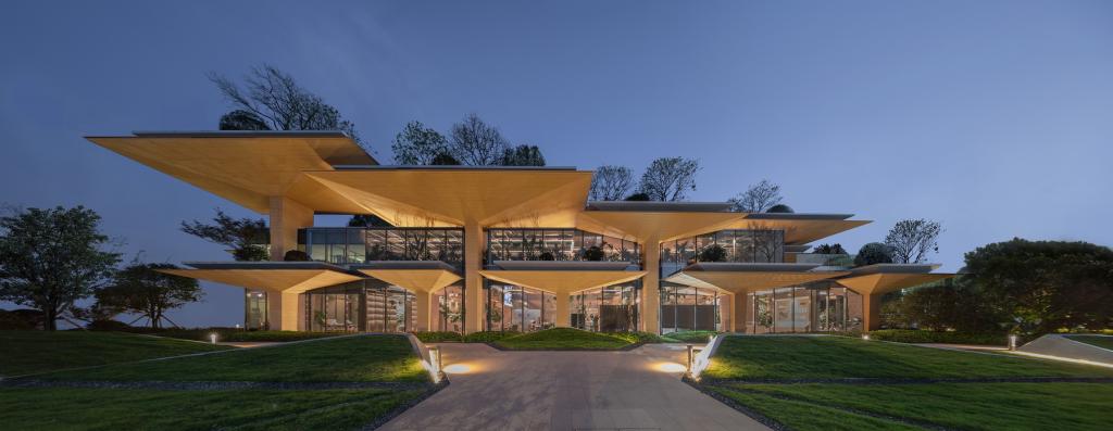 BIM建筑|日常风景下自然生长的空间：“伞之丘”生活方式集合店 / line+建筑事务所+gad