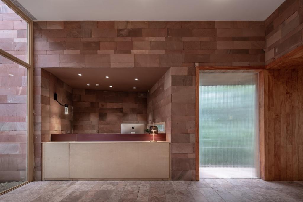 BIM建筑|高山流水 松林里的红色石屋 / 素建筑设计事务所