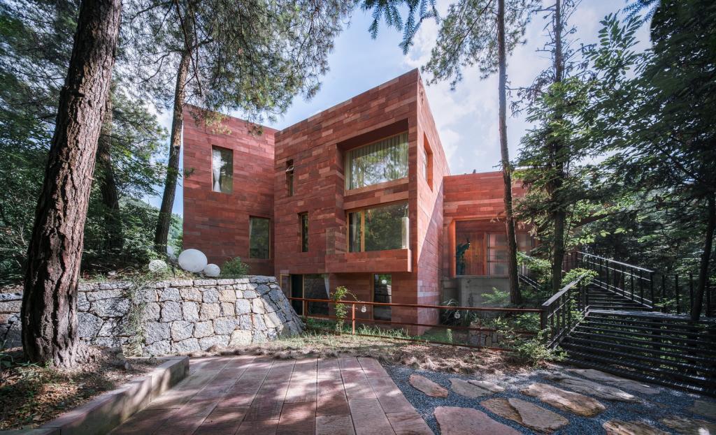 BIM建筑|高山流水 松林里的红色石屋 / 素建筑设计事务所