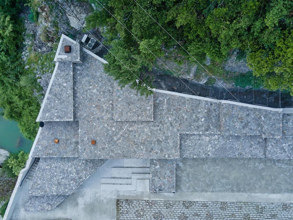 BIM建筑|隐蔽式建构，宗古尔达克洞穴游客中心 / Yalin Architectural Design