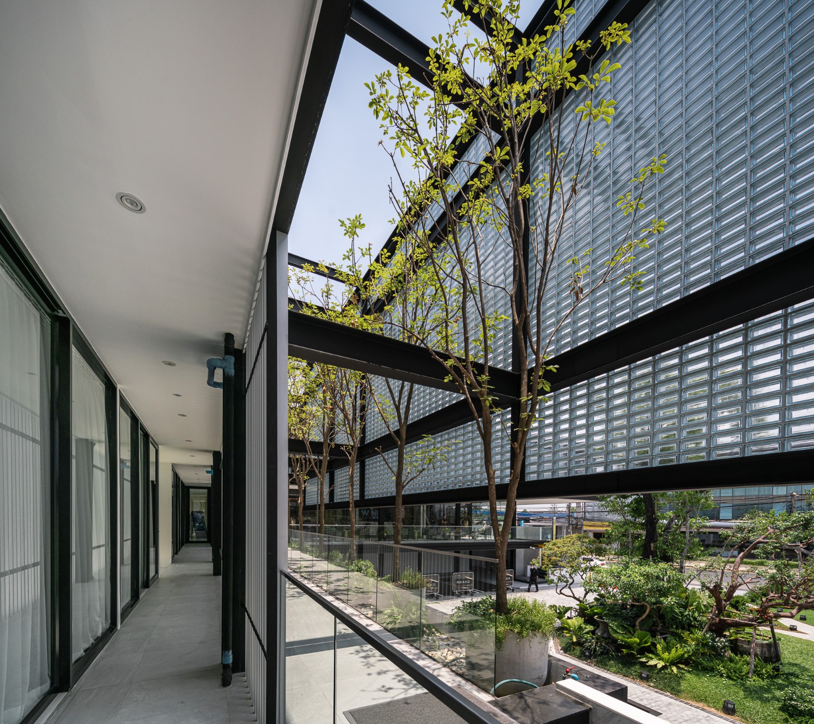 BIM建筑|玻璃砖构筑的美容诊所 / Sute Architect