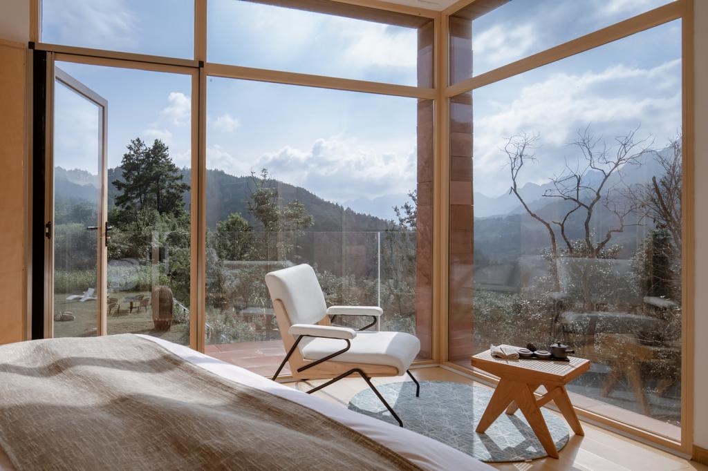 BIM建筑|高山流水 松林里的红色石屋 / 素建筑设计事务所