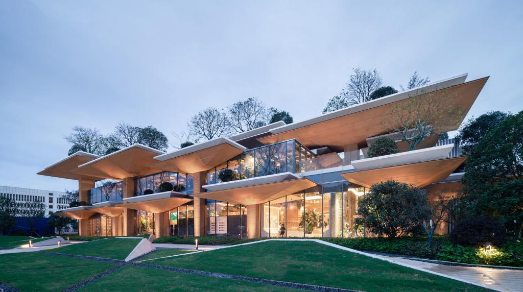 BIM建筑|日常风景下自然生长的空间：“伞之丘”生活方式集合店 / line+建筑事务所+gad