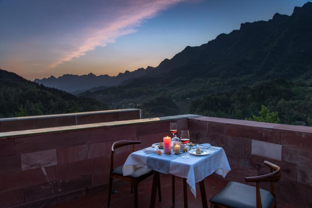 BIM建筑|高山流水 松林里的红色石屋 / 素建筑设计事务所