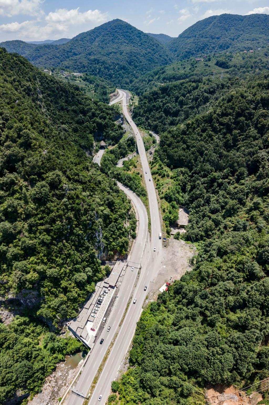 BIM建筑|隐蔽式建构，宗古尔达克洞穴游客中心 / Yalin Architectural Design