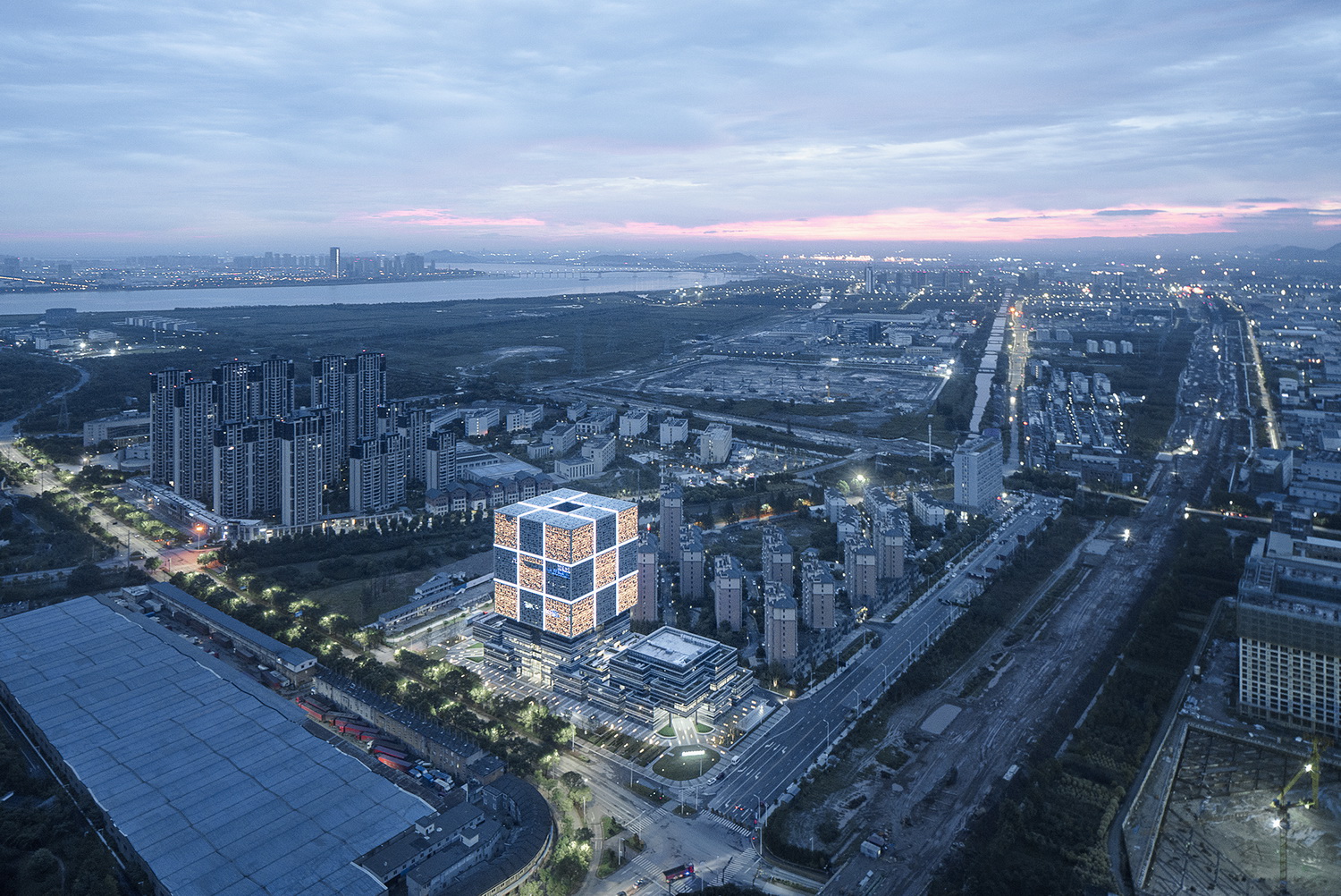 BIM建筑|“能量魔方” 萧山科技城创业谷 / 浙江大学建筑设计研究院有限公司