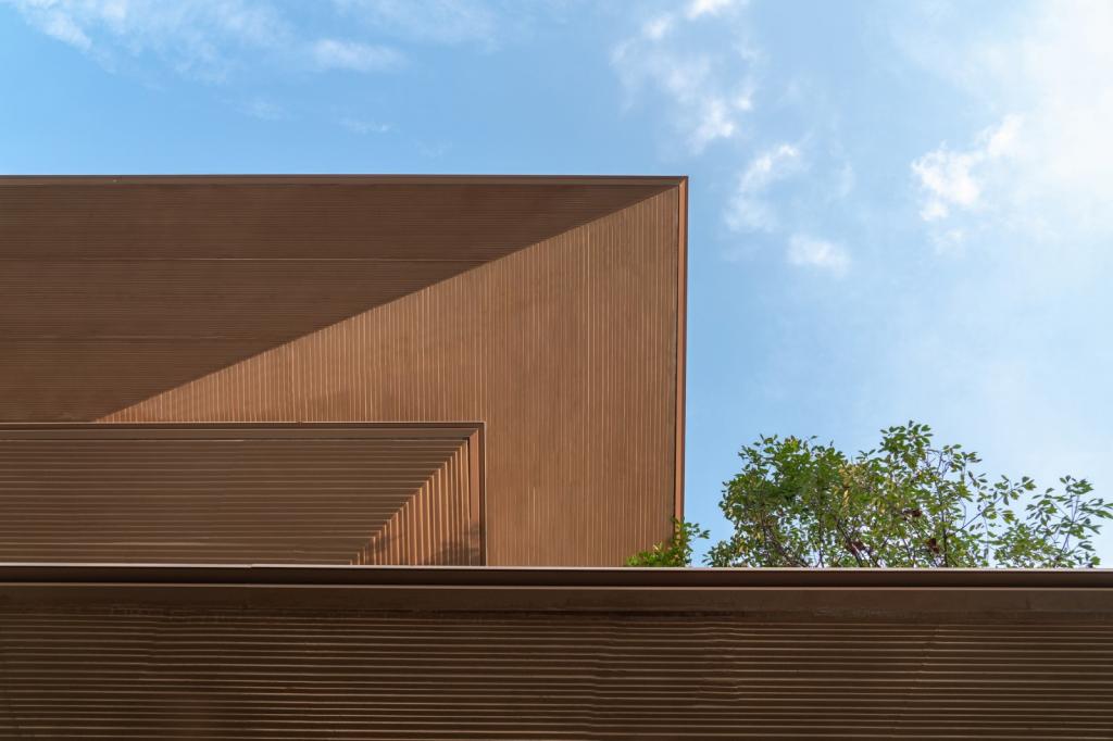 BIM建筑|日常风景下自然生长的空间：“伞之丘”生活方式集合店 / line+建筑事务所+gad