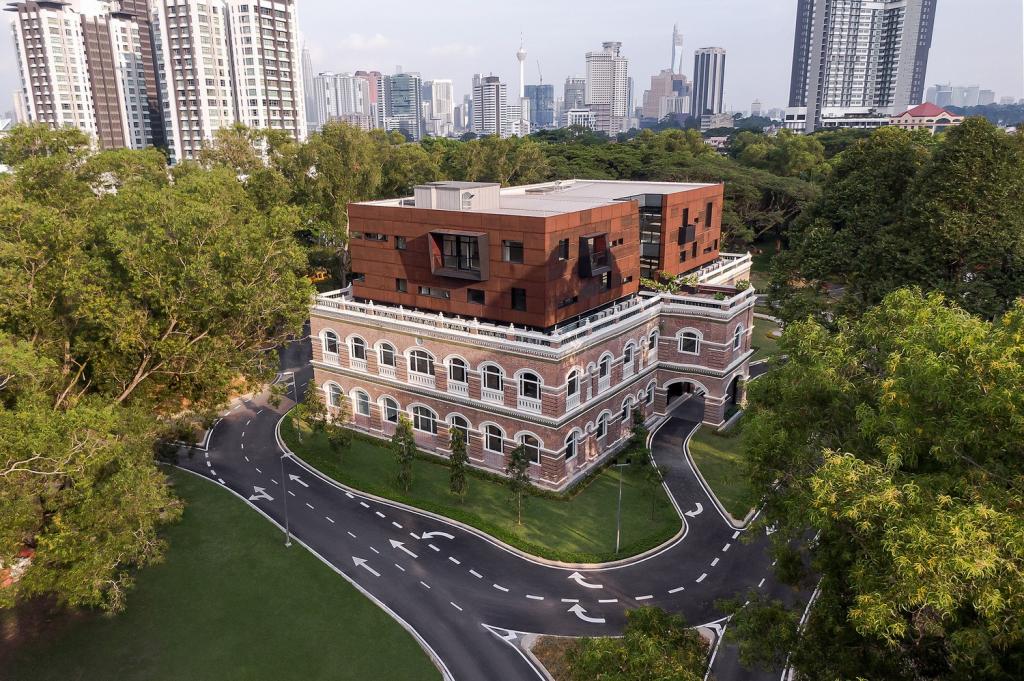 BIM建筑|从殖民建筑空壳中再生，Sentul 耐候钢办公楼 / O2 Design Atelier + YTL Land & Development