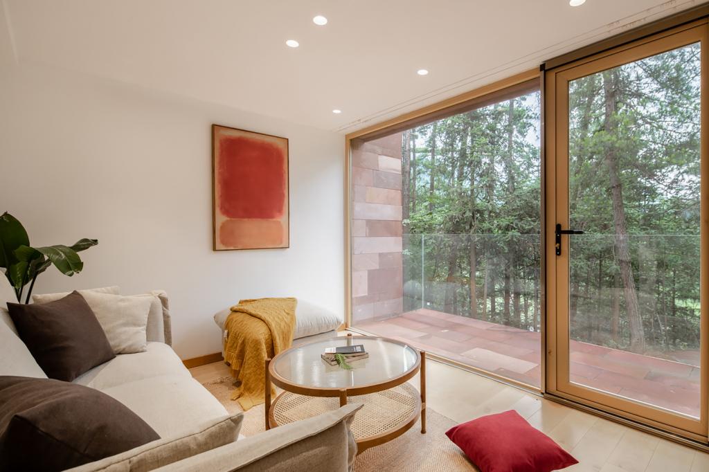 BIM建筑|高山流水 松林里的红色石屋 / 素建筑设计事务所