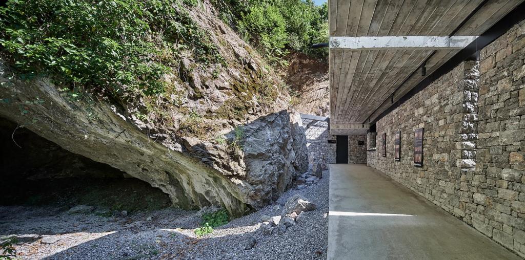 BIM建筑|隐蔽式建构，宗古尔达克洞穴游客中心 / Yalin Architectural Design