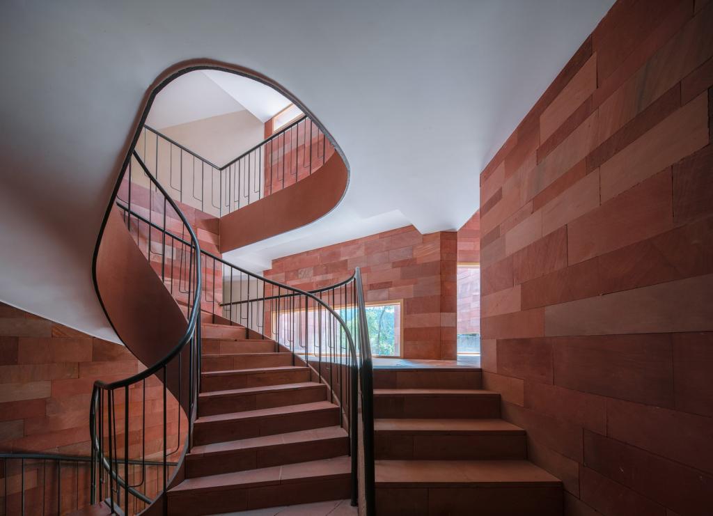 BIM建筑|高山流水 松林里的红色石屋 / 素建筑设计事务所