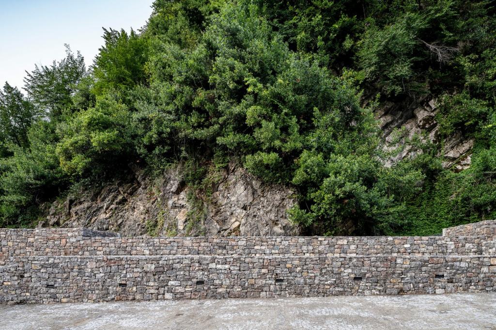 BIM建筑|隐蔽式建构，宗古尔达克洞穴游客中心 / Yalin Architectural Design