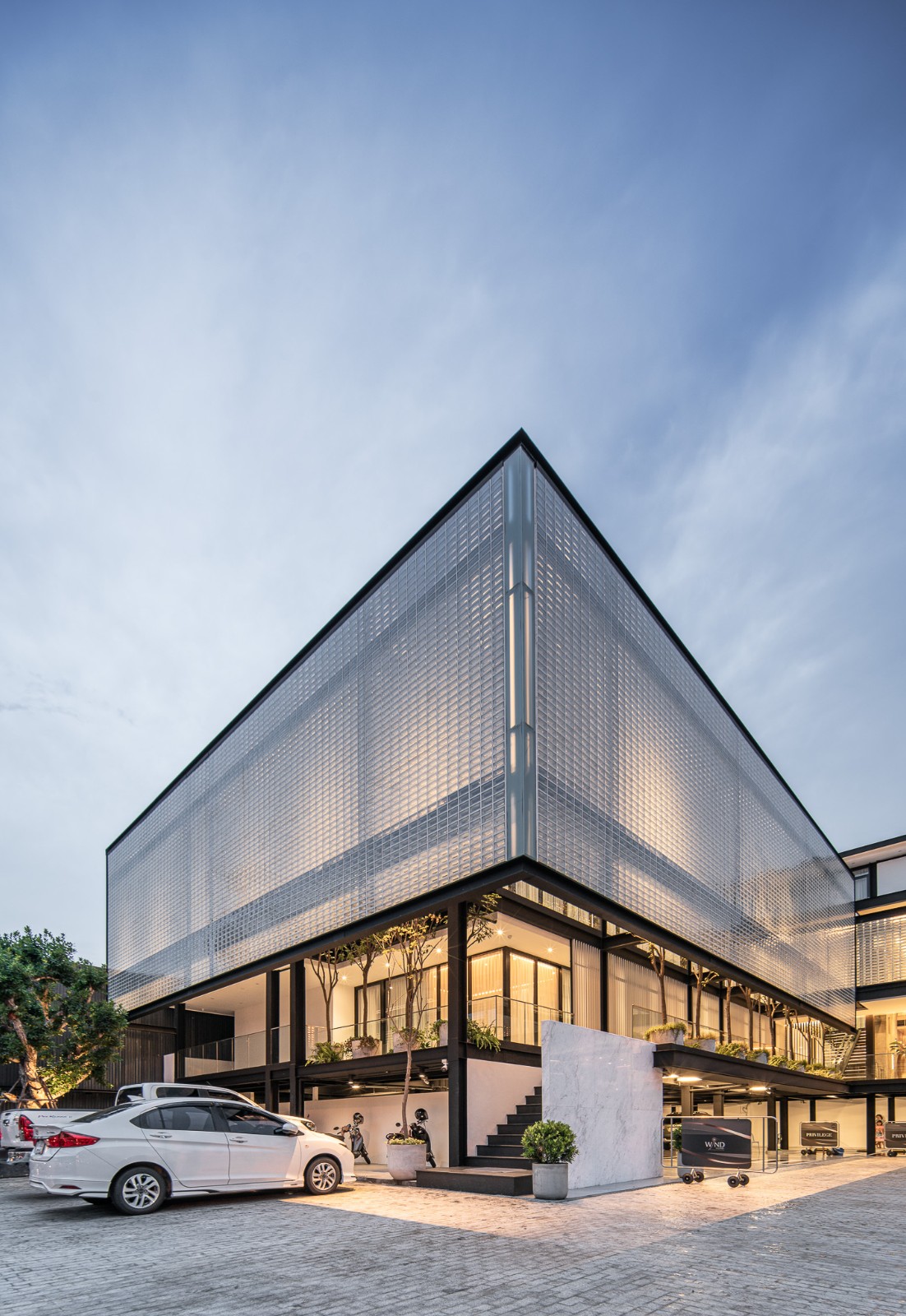 BIM建筑|玻璃砖构筑的美容诊所 / Sute Architect