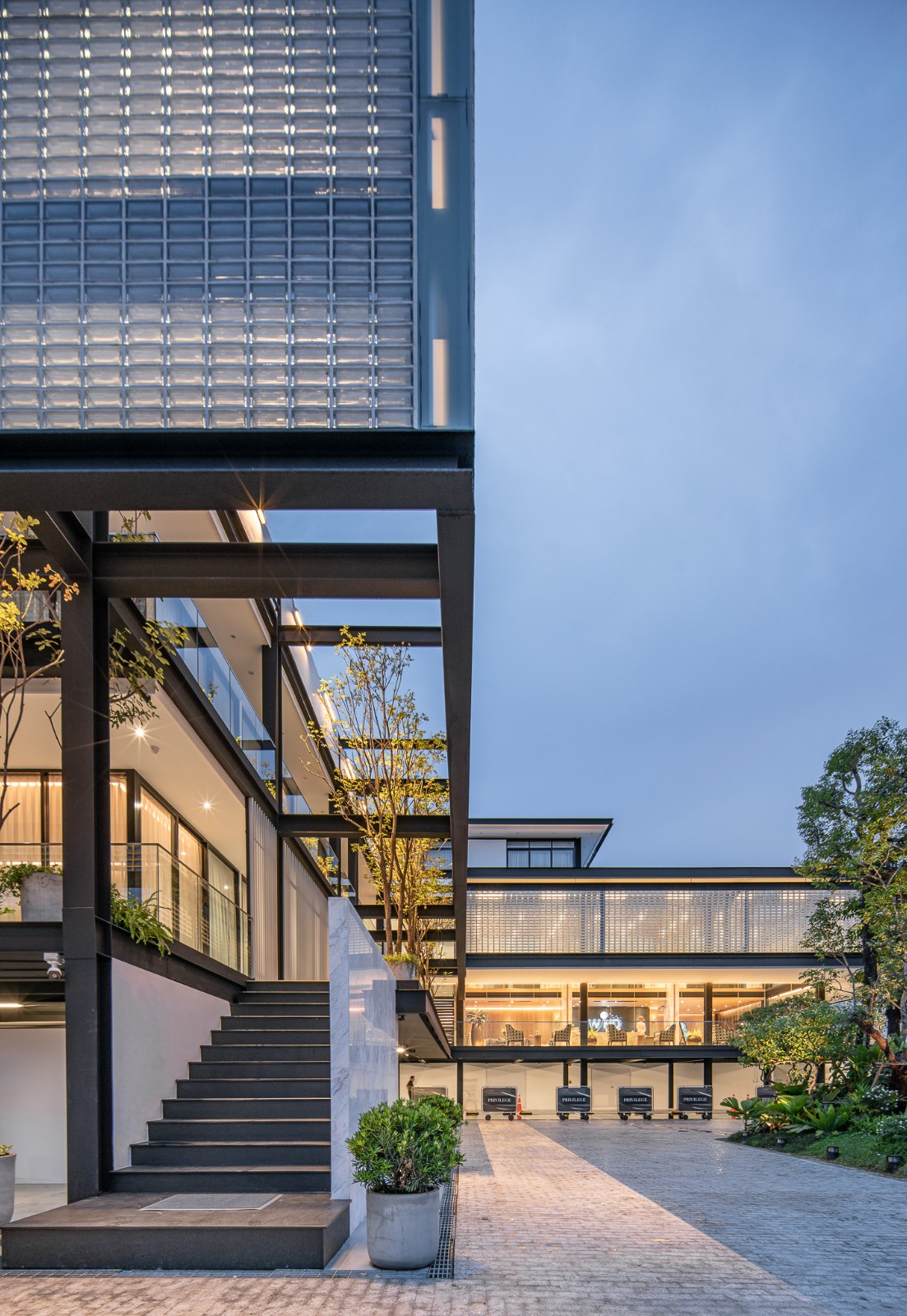 BIM建筑|玻璃砖构筑的美容诊所 / Sute Architect