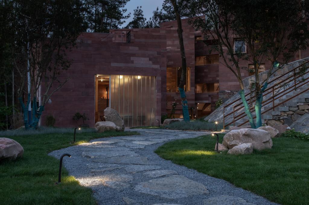 BIM建筑|高山流水 松林里的红色石屋 / 素建筑设计事务所