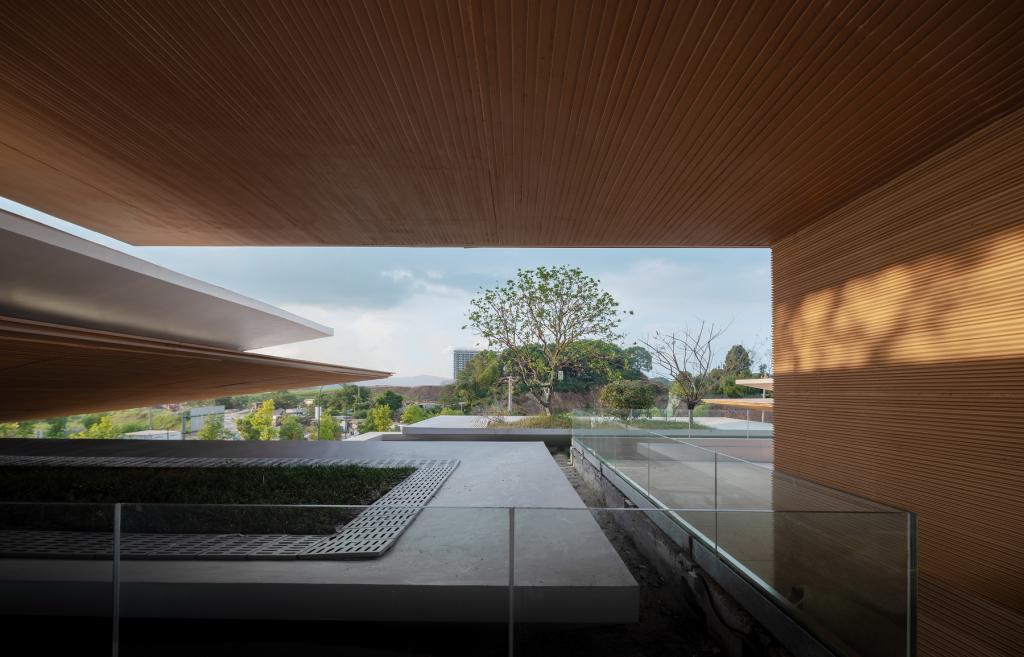 BIM建筑|日常风景下自然生长的空间：“伞之丘”生活方式集合店 / line+建筑事务所+gad