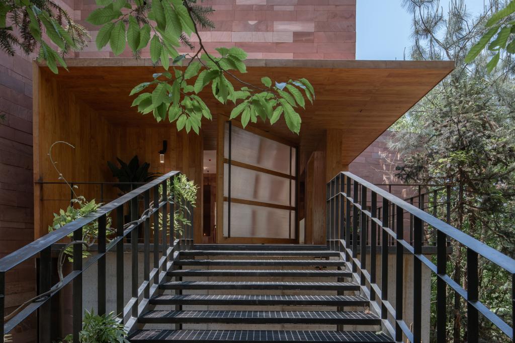 BIM建筑|高山流水 松林里的红色石屋 / 素建筑设计事务所