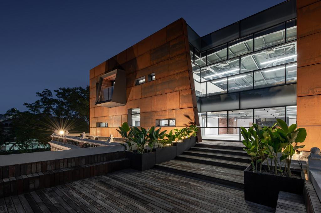 BIM建筑|从殖民建筑空壳中再生，Sentul 耐候钢办公楼 / O2 Design Atelier + YTL Land & Development