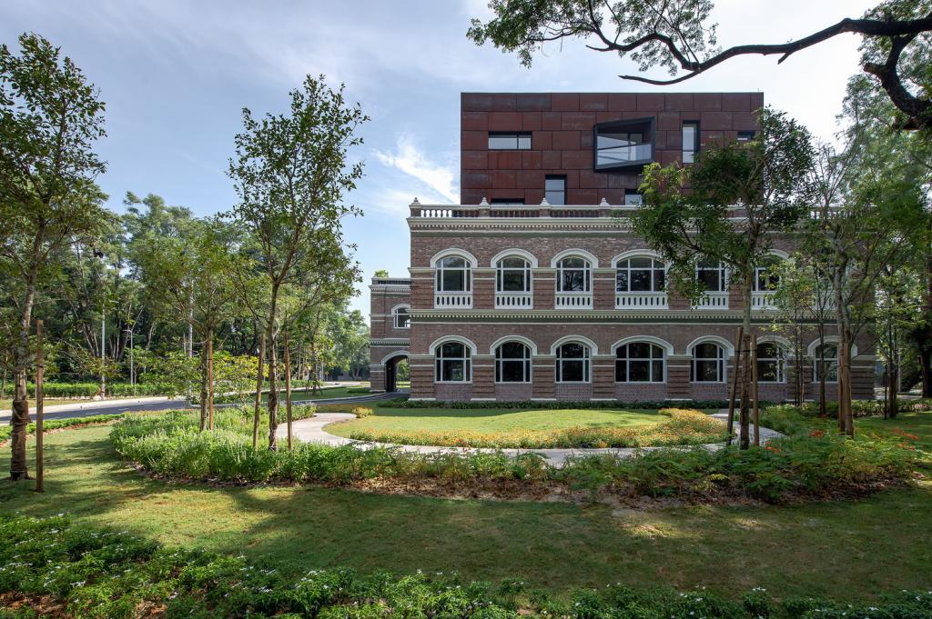 BIM建筑|从殖民建筑空壳中再生，Sentul 耐候钢办公楼 / O2 Design Atelier + YTL Land & Development