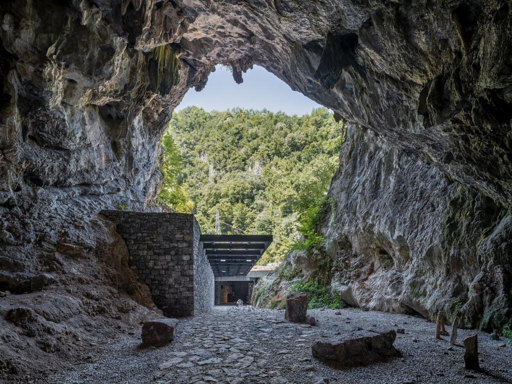 BIM建筑|隐蔽式建构，宗古尔达克洞穴游客中心 / Yalin Architectural Design