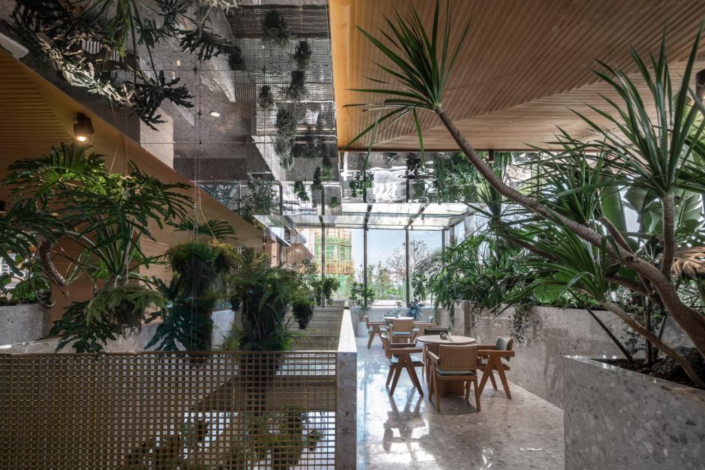 BIM建筑|日常风景下自然生长的空间：“伞之丘”生活方式集合店 / line+建筑事务所+gad