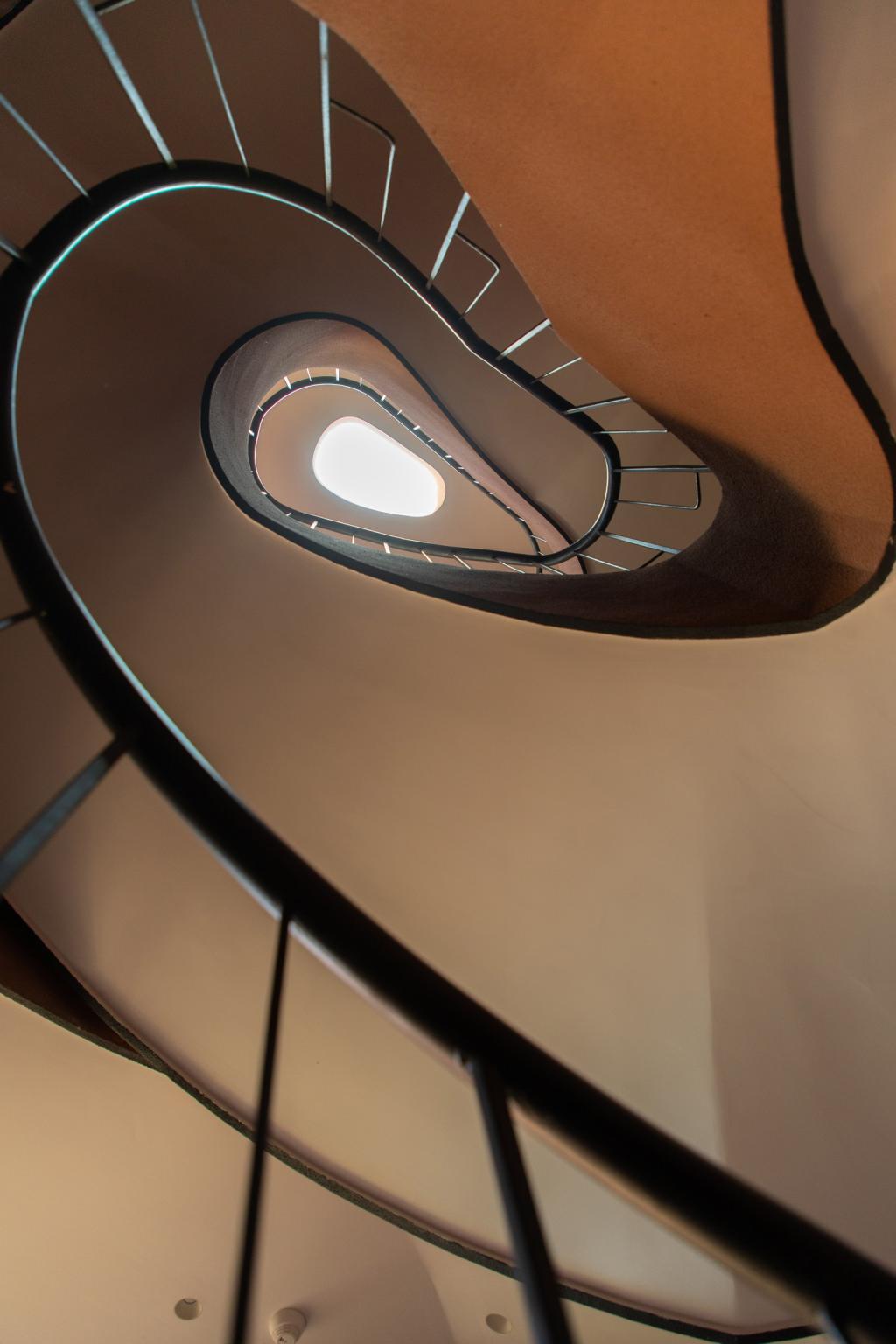 BIM建筑|高山流水 松林里的红色石屋 / 素建筑设计事务所