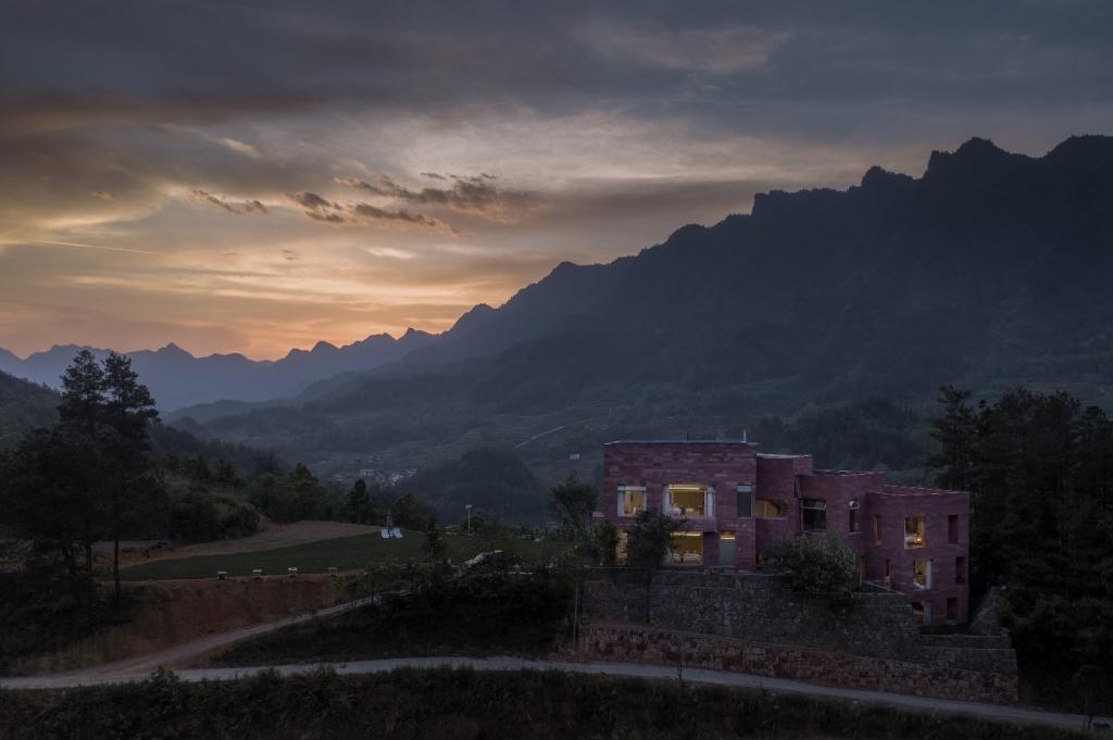 BIM建筑|高山流水 松林里的红色石屋 / 素建筑设计事务所