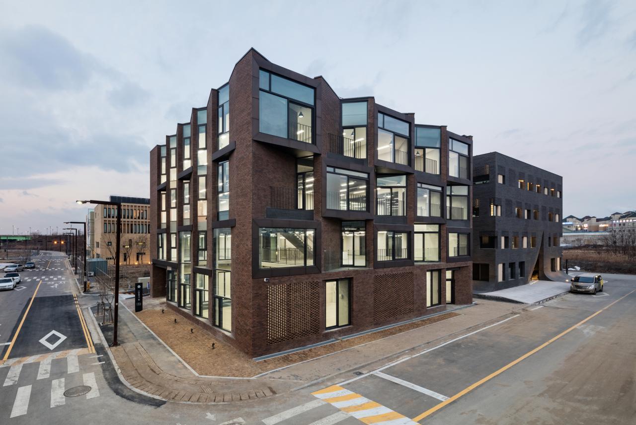 BIM建筑|“你你你你要跳舞吗？”舞步凌乱的办公楼 / poly.m.ur