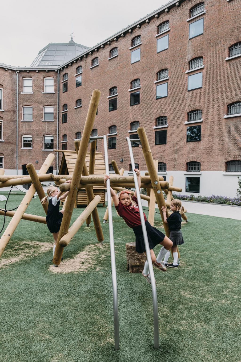 BIM建筑|由监狱改造而成的学校 / Atelier PRO architects