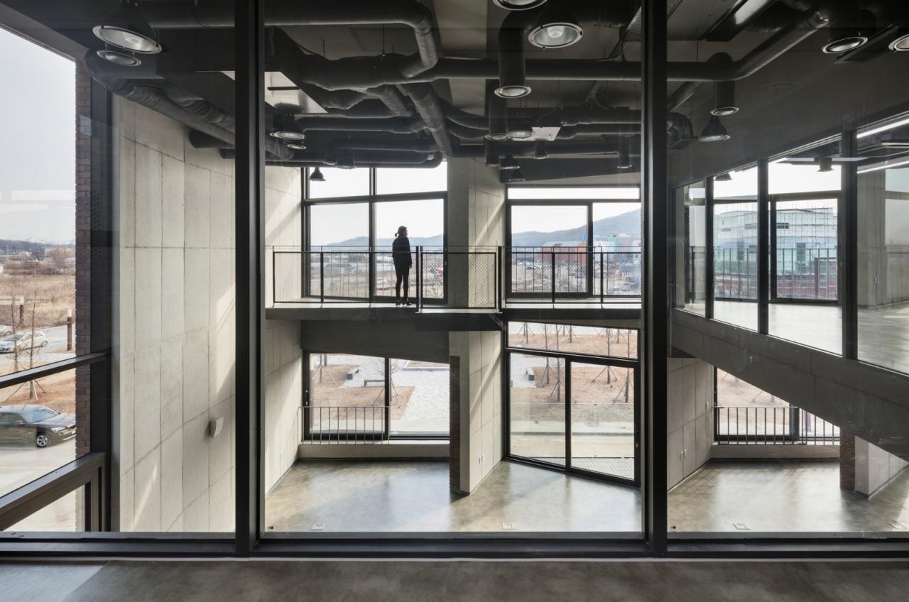 BIM建筑|“你你你你要跳舞吗？”舞步凌乱的办公楼 / poly.m.ur