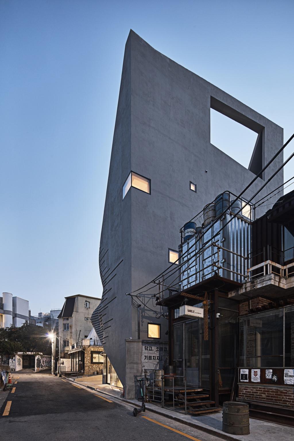 BIM建筑|斜棱锥形混凝土建筑，Areuke 水疗中心 / Chiasmus Partners