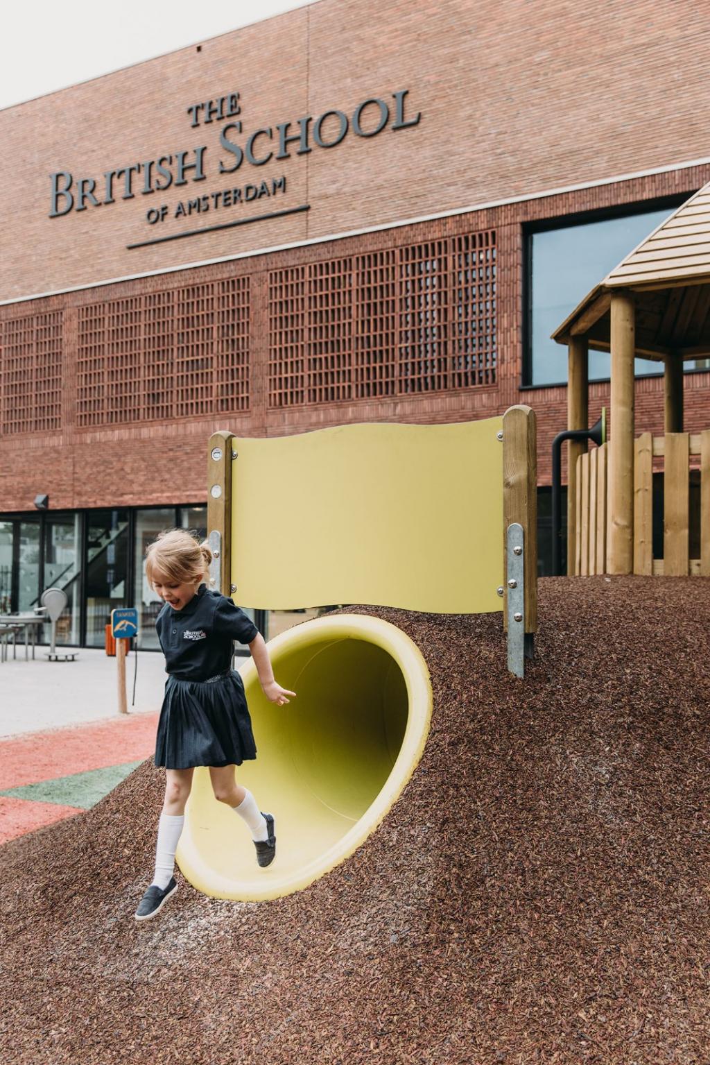 BIM建筑|由监狱改造而成的学校 / Atelier PRO architects