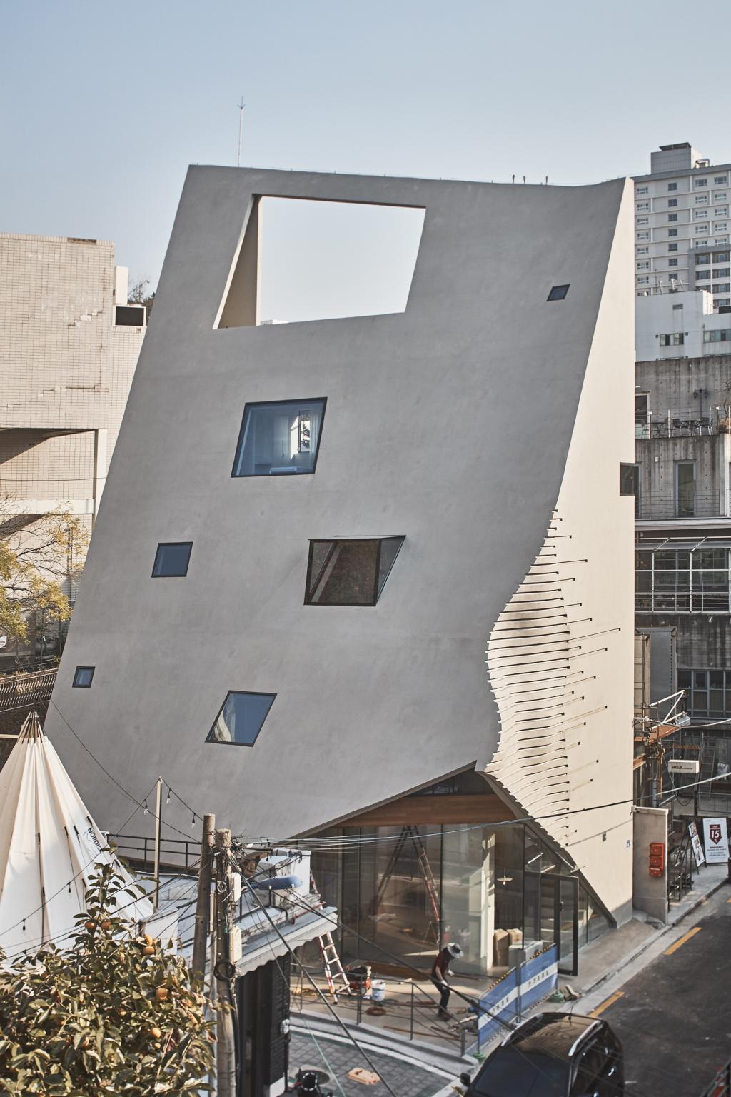 BIM建筑|斜棱锥形混凝土建筑，Areuke 水疗中心 / Chiasmus Partners