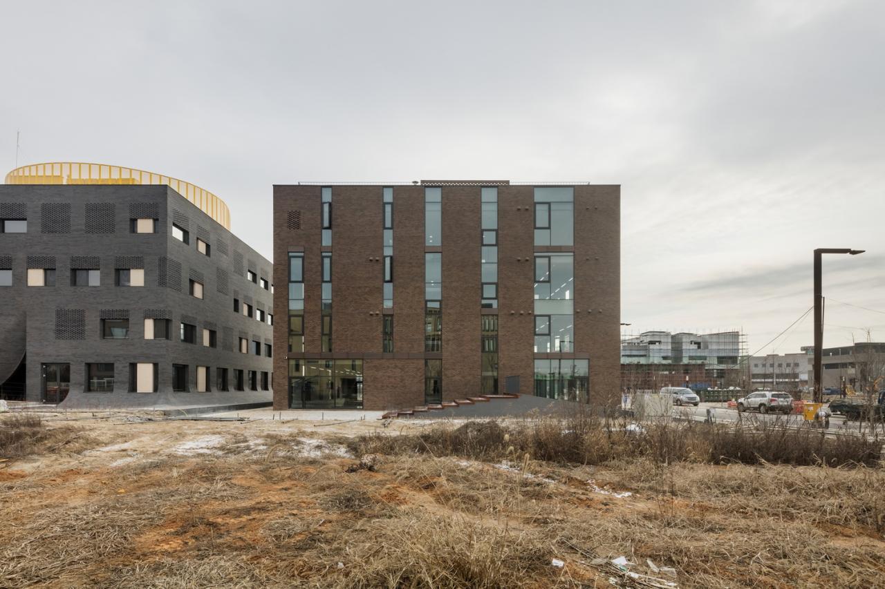 BIM建筑|“你你你你要跳舞吗？”舞步凌乱的办公楼 / poly.m.ur