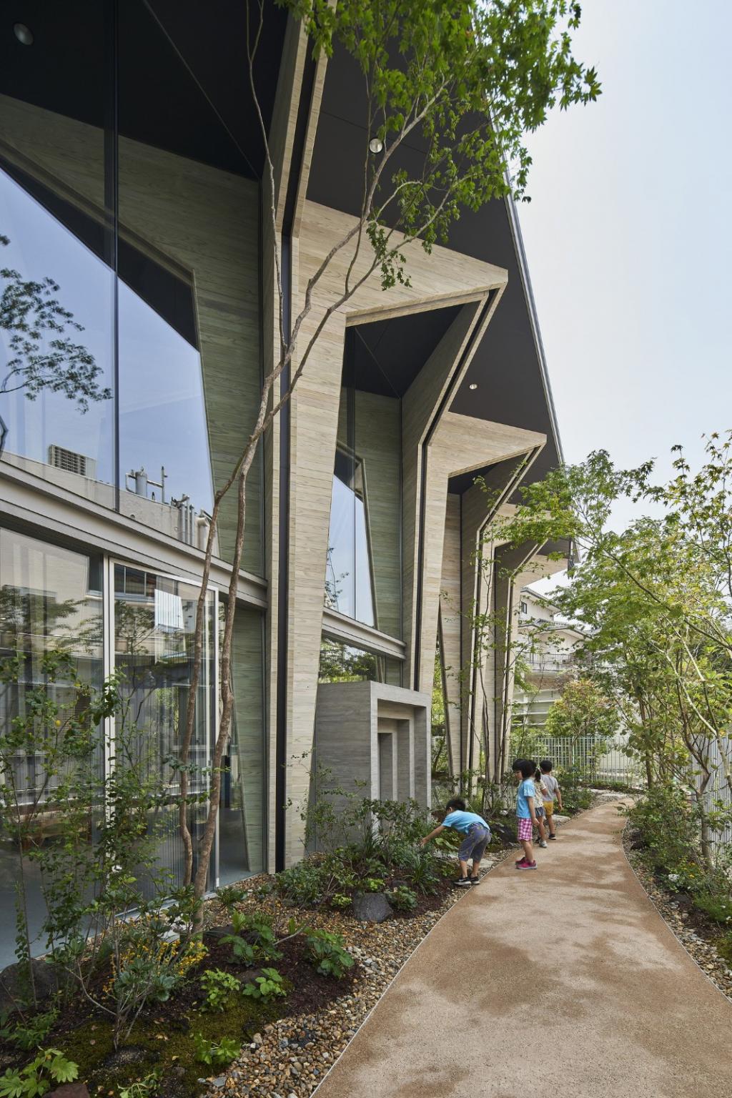 BIM建筑|巨构与小人儿，筑紫森林幼儿园 / UID Architects