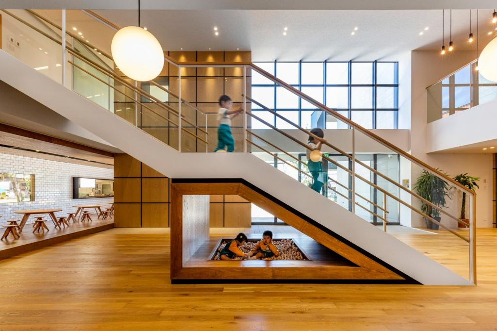 BIM建筑|EZ 幼儿园，阶梯空间搭建趣味游戏场所 / 日比野设计 + Kids Design Labo