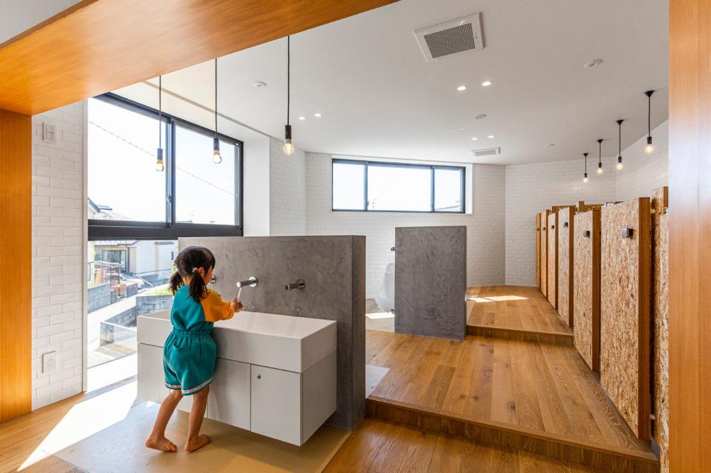 BIM建筑|EZ 幼儿园，阶梯空间搭建趣味游戏场所 / 日比野设计 + Kids Design Labo